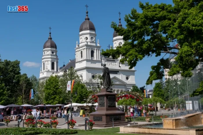 Exterior al Catedralei Mitropolitane din Iași Exterior al Catedralei Mitropolitane din Iași