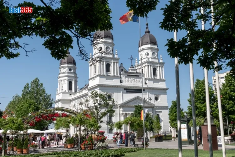 Catedrala Mitropolitană Iași - fațada neoclasică impunătoare Fatada principala Catedrala Metropolitana Iasi stil neoclasic cu patru turnuri